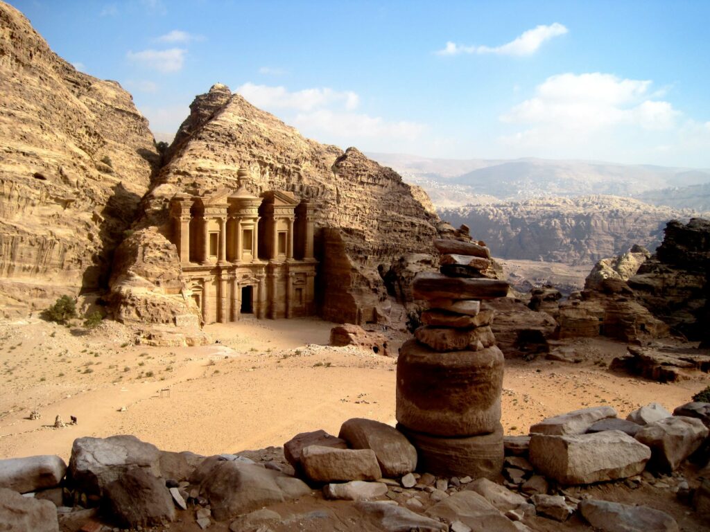 Petra in Jordan replaces horses by e-vehicles