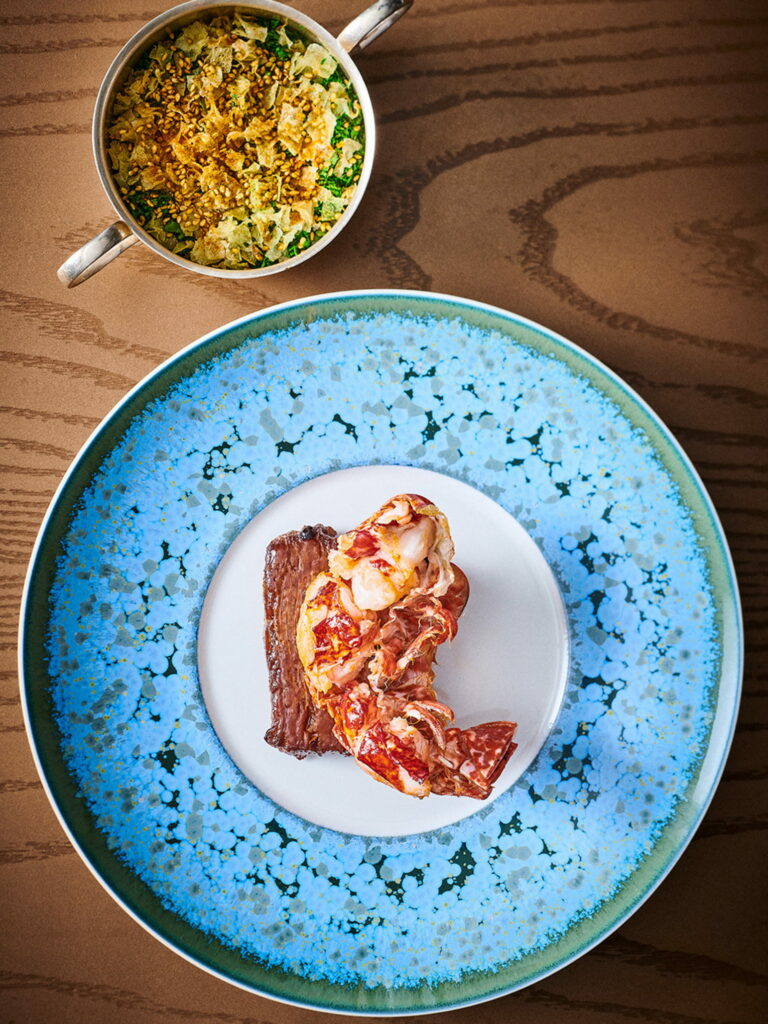 Assiette avec un bol au "Fourseasons restaurant"